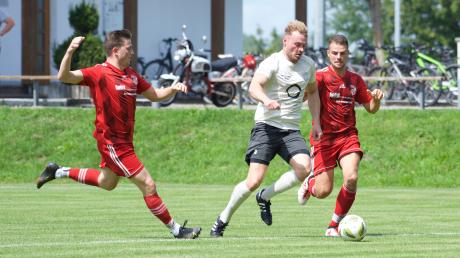 Auf und davon marschierte der FC Scheuring (weißes Trikot) zum Auftakt in Prittriching: Gegen die zweite Mannschaft feierte der FCS einen 7:0-Kantersieg. 