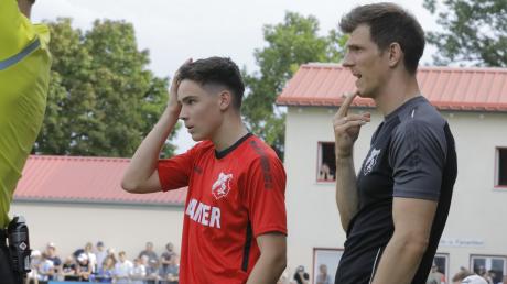 Markus Lohner (links) und Trainer Christian Adrianowytsch vom TSV Aindling. Am vorletzten Spieltag wechselte der Coach in Aufkirchen mehrere Spieler aus der Stammformation aus. 