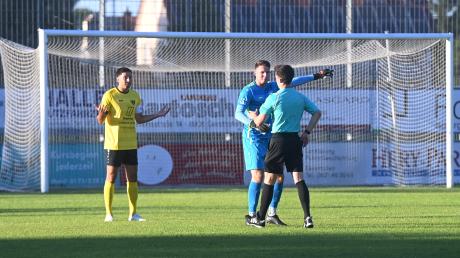 Schiedsrichter Lukas Nartschick zeigt Gersthofens Kapitän Okan Yavuz bereits nach sieben Minuten die Rote Karte. 