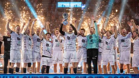 Kiels Domagoj Duvnjak (m) feiert mit seinen Teamkollegen den Supercup-Sieg.