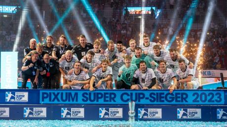 Die Kieler feiern den Gewinn des Supercups.