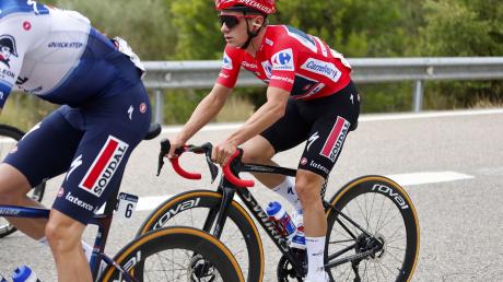 Remco Evenepoel bleibt bei der Vuelta im Roten Trikot.