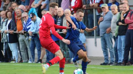 Hatten im Gemeindederby gegen den SV Sinning alle Hände voll zu tun: Ober-/Unterhausens Abwehrspieler Lucas Waffler (links). Foto: Dirk Sing