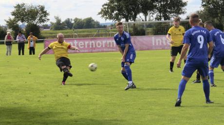 Der SV Schwörsheim-Munningen (in Gelb-Schwarz) musste sich der Eintracht T.R.B. verdient mit 0:3 geschlagen geben. 