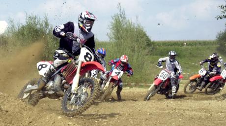 Waghalsige Verfolgungsjagden kann man am Wochenende beim Motocross in Gablingen erleben. Foto: Andreas Lode