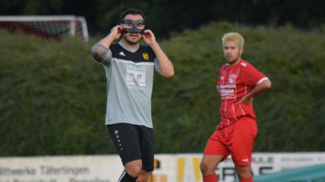„Maskenmann“ Alexander Galis vom TSV Diedorf (links) und Antonio Stocker vom TSV Stocker halten noch immer Ausschau nach dem ersten Punkt in dieser Saison. Foto: Oliver Reiser