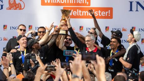 Die Basketball-Weltmeister beim Empfang in Frankfurt/Main.
