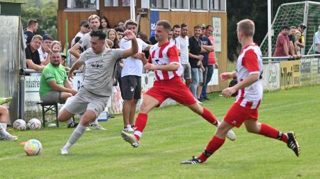 Erst zwei Punkte hat GW Ichenhausen in dieser Kreisliga-Runde geholt. Den ersten gab’s im Heimspiel gegen den TSV Balzhausen – hier eine Szene mit Manuel Merkati (am Ball).