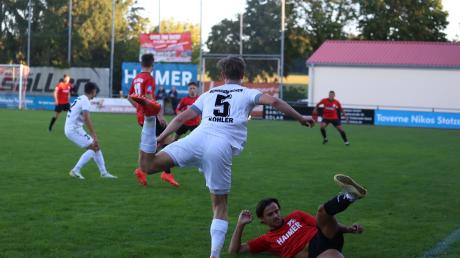 Fatlum Talle (am Boden) und der TSV Aindling unterlagen dem TSV Schwabmünchen um Jona Köhler deutlich. Foto: Jonas Jakob 