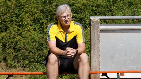 Binswangens Trainer „Charly“ Eutinger, der am Sonntag mit seiner Mannschaft bei der Reserve des TSV Wertingen eine Niederlage einstecken musste. Foto: Georg Fischer