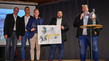 Lukas Saurwein war einer von mehreren Spielern, die bei der Meisterfeier des Landsberg X-Press ausgezeichnet wurden. Rechts X-Press-Präsident Markus Gruberbauer. 