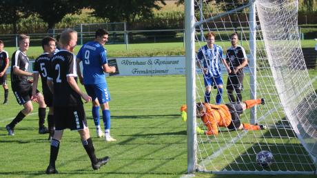 Das war das 3:0 für den TSV Inchenhofen in Gebenhofen durch Tobias Pachaly aus spitzem Winkel nach einem Lattenabpraller. Kurz darauf gelangen den Gästen noch zwei weitere Treffer. 