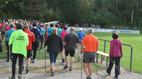225 Aktive machten sich bei der Nordic Walking-Etappe in Freihalden auf den Weg.