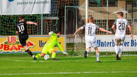 Nicht zu überwinden: Simon Lenk (rechts) besiegte mit dem FC Ehekirchen den FC Kempten 1:0. Foto: Daniel Worsch 