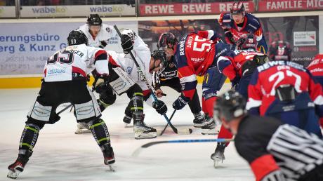 Der Saisonauftakt gegen Königsbrunn ging für die Devils (rote Trikots) ziemlich daneben. Foto: Markus Will