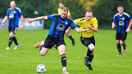 Überzeugende Leistung: und Marco Rechenauer (links) gewann mit dem TSV Burgheim beim FC Illdorf (Michael Richter) mit 2:1. Foto: Daniel Worsch 