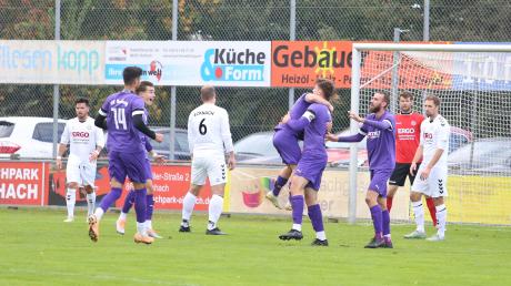 Grund zum Jubeln hatten gestern Nachmittag in Ecknach nur die Gäste aus Neuburg. Sie gewannen gegen den schwachen VfL mit 4:0. 