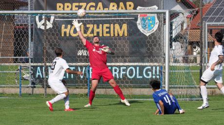 Wie hier beim Derby-0:0 in Holzheim ist Dillingens Keeper Felix Körber auch gegen den FC Lauingen wieder gefordert. Foto: Karl Aumiller