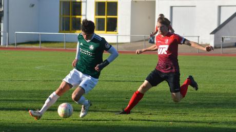 Valentin Blochum (links) war der Pechvogel bei der 2:3-Niederlage des FC Horgau gegen den TSV Wertingen. In der Nachspielzeit setzte er einen Handelfmeter über den Kasten. Foto: Oliver Reiser