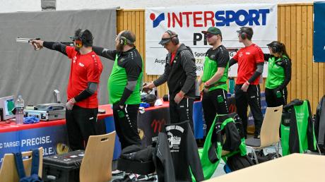 Die Scheuringer Luftpistolen-Mannschaft (rote Shirts) tritt am nächsten Wettkampfwochenende in Hitzhofen gegen die Gastgeber (grüne Shirts) an. Foto: Thorsten Jordan (Archivbild) 