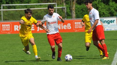 Das jüngste Duell zwischen den beiden Lauinger Fußball-Vereinen gewann im Mai dieses Jahres Türk Gücü (am Ball Eren Arslan) mit 3:1 gegen den FCL (links Jonas Sailer). Foto: Karl Aumiller