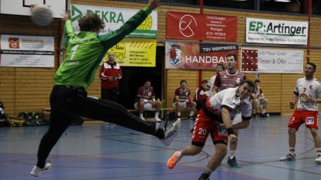 Max Reiner (links) trifft vom Kreis – er steuerte drei Tore zum Heimsieg der Wertinger Handball gegen Augsburg-Hochzoll bei. Foto: Roland Stoll