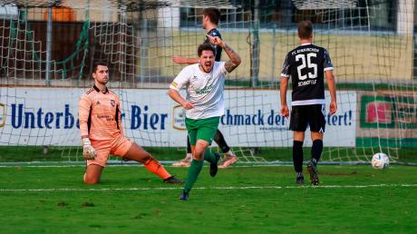 Wenn der Gegner jubelt: Simon Lenk (links) und der FC Ehekirchen verloren gegen den TSV Jetzendorf mit 2:3. Foto: Daniel Worsch 