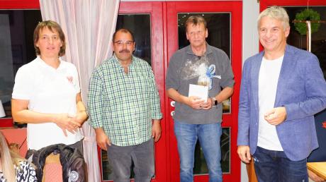 Der langjährige Webmaster Gerd Jung (Zweiter von rechts) erhielt von den TSV-Vorstandsmitgliedern Claudia Kleinle, Detlef Simonis und Matthias Bohn (von links) eine Ehrung für seine mehr als 20-jährige Tätigkeit.