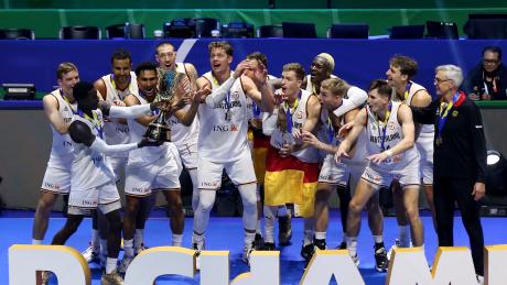 Die deutschen Basketball-Weltmeister wurden beim Sportpresseball in Frankfurt geehrt.