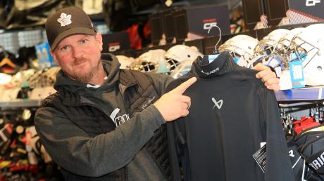 Markus Grillinger, Chef von Killahockey, zeigt ein Shirt mit integriertem Halsschutz, über den nun diskutiert wird. 
