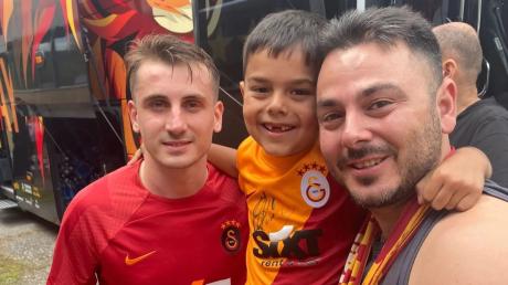 Ein stolzer Moment: Emrah und Yusuf Koparan (von rechts) mit dem türkischen Nationalspieler Kerem Aktürkoglu von Galatasaray Istanbul. Foto: Sammlung Emrah Koparan. 