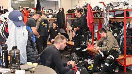 Der Blick in die Kabine des ESV Burgau lässt erahnen, dass es dauert, ehe Eishockeyspieler ihre Spielkleidung angelegt haben. Ein Halsschutz war bis jetzt keine Pflichtausrüstung.