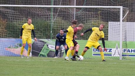 Kaum zu stoppen war Niklas Rigel (rot-schwarz), der beim 3:1-Sieg in Lauingen alle drei Tore für den SC Altenmünster erzielte. Hier bemühen sich die FCler Hannes Gentner (von rechts) und Lukas Lauft um den Gästeangreifer.