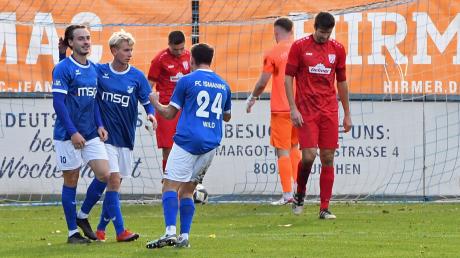 Ismanings Torschütze Peter Schädler (in Blau-Weiß, mit der Nummer 10) sorgte mit seinem Treffer kurz vor der Halbzeitpause für hängende Köpfe bei Rains Matey Rados (in Rot, links hinten) und Fabian Triebel (rechts).