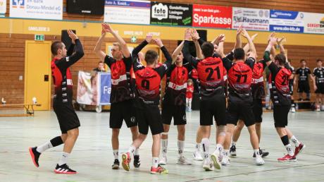Gut abgeklatscht ist halb gewonnen: Die TVG-Handballer bleiben in der Bezirksoberliga ohne Verlustpunkt Spitzenreiter. Foto: Karl Aumiller