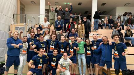 Die erfolgreichen TVD-Volleyballer feiern mit den Fans ihre beiden Siege am vergangenen Spieltag in Mering.