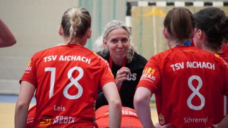 Trainerin Christina Seidel im Austausch mit ihren Spielerinnen vom TSV Aichach. 