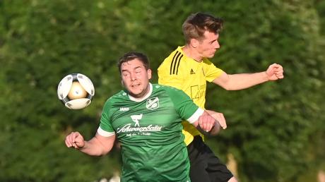 Im Spitzenspiel beim FC Königsbrunn wollen Maximilian Drechsler (links) und der TSV Zusmarshausen die Nase vorn haben. Foto: Marcus Merk