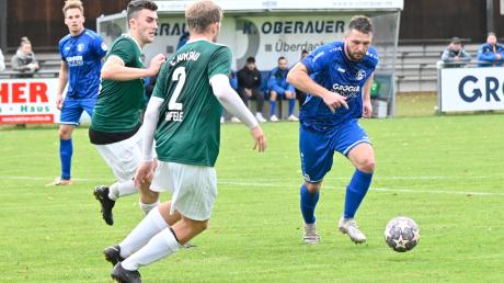Zwölf Treffer hat der Günzburger Maximilian Lamatsch (rechts, hier im Spiel gegen Horgau) in der Herbstrunde 23/24 erzielt – Platz drei in der Torjägerliste der Bezirksliga Nord. 