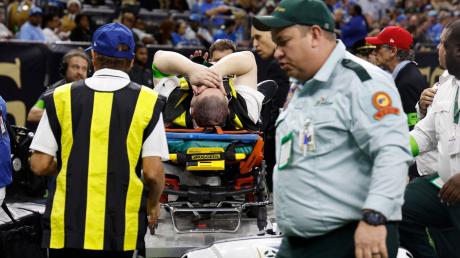 Schiedsrichter Nick Piazza wurde an der Seitenlinie am Knie verletzt und musste ins Krankenhaus gebracht werden.
