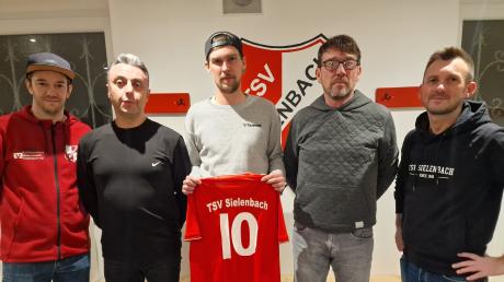 Dominic Brunner (Mitte) und Vater Martin (rechts daneben) sind nicht mehr Trainer beim TSV Sielenbach.