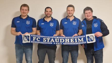 Freuen sich auf die Zusammenarbeit beim FC Staudheim: (Von links) 2. Abteilungsleiter Dominik Sager, René Fuchs, Marco Schütt und 1. Abteilungsleiter Jonas Fackler. Foto: 