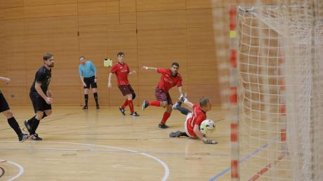 Gastgeber TSV Dasing (rote Trikots) will bei der letzten Vorrunde ins Landkreisfinale einziehen. Foto: Sebastian Richly