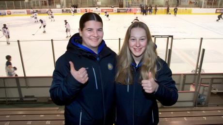Anna Kindl (links) und Anna Rose wollen mit der U18-Eishockey-Nationalmannschaft den Klassenerhalt bei der WM schaffen. 