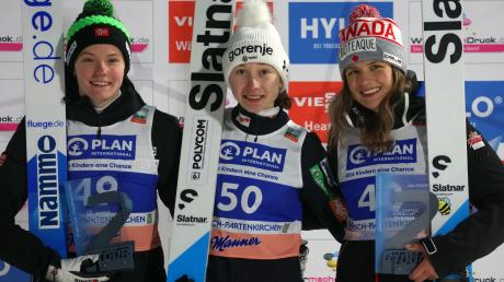 Eirin Maria Kvandal (l-r), Siegerin Nica Prevc und Abigail Strate bei der Siegerehrung.