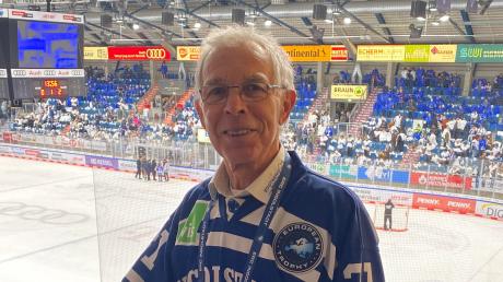 Mit Herzblut dabei: Hans Fischer hat weit mehr als 2000 Spiele des ERC Ingolstadt live im Stadion gesehen und darüber berichtet. Foto: Benjamin Sigmund 
