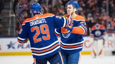 Leon Draisaitl (l) und Connor McDavid von den Edmonton Oilers sind beim All-Star-Wochenende der NHL dabei.