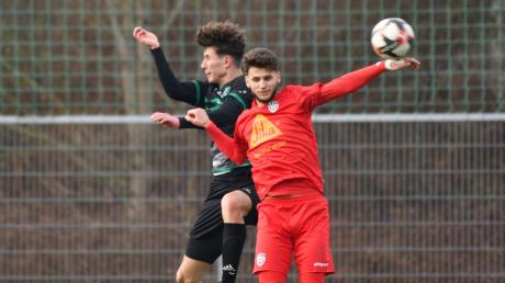 Luftduell zweier ehemaliger Teamkollegen: Leon Sailer (links) unterlag mit dem FC Gundelfingen bei Jovan Djermanovics neuem Klub SSV Reutlingen.
