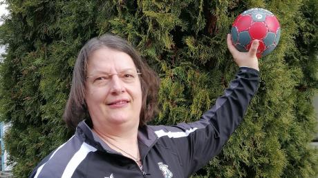 Das Interesse an der Sportart Handball hat die inzwischen 53-Jährige,  welche seit 2003 Petra Röhrle heißt, nicht verloren. 