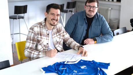 Die Tinte ist trocken: Felix Hörger bei der Vertragsunterzeichnung mit Erdem Kesmer, dem sportlichen Leiter des TSV Neu-Ulm. Foto: Florian Reitenbach